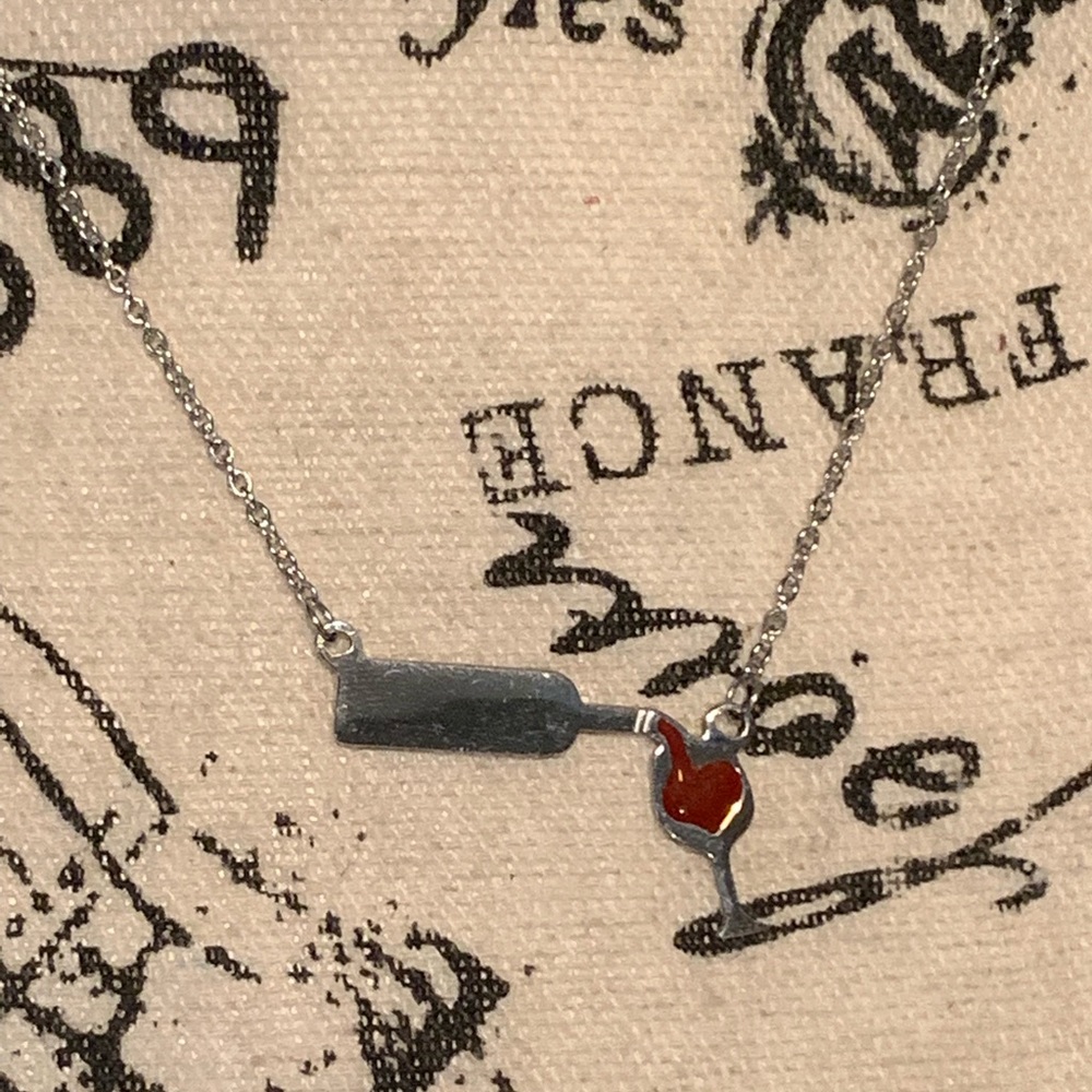 🍷 silver plated wine pouring fun necklace 🍷